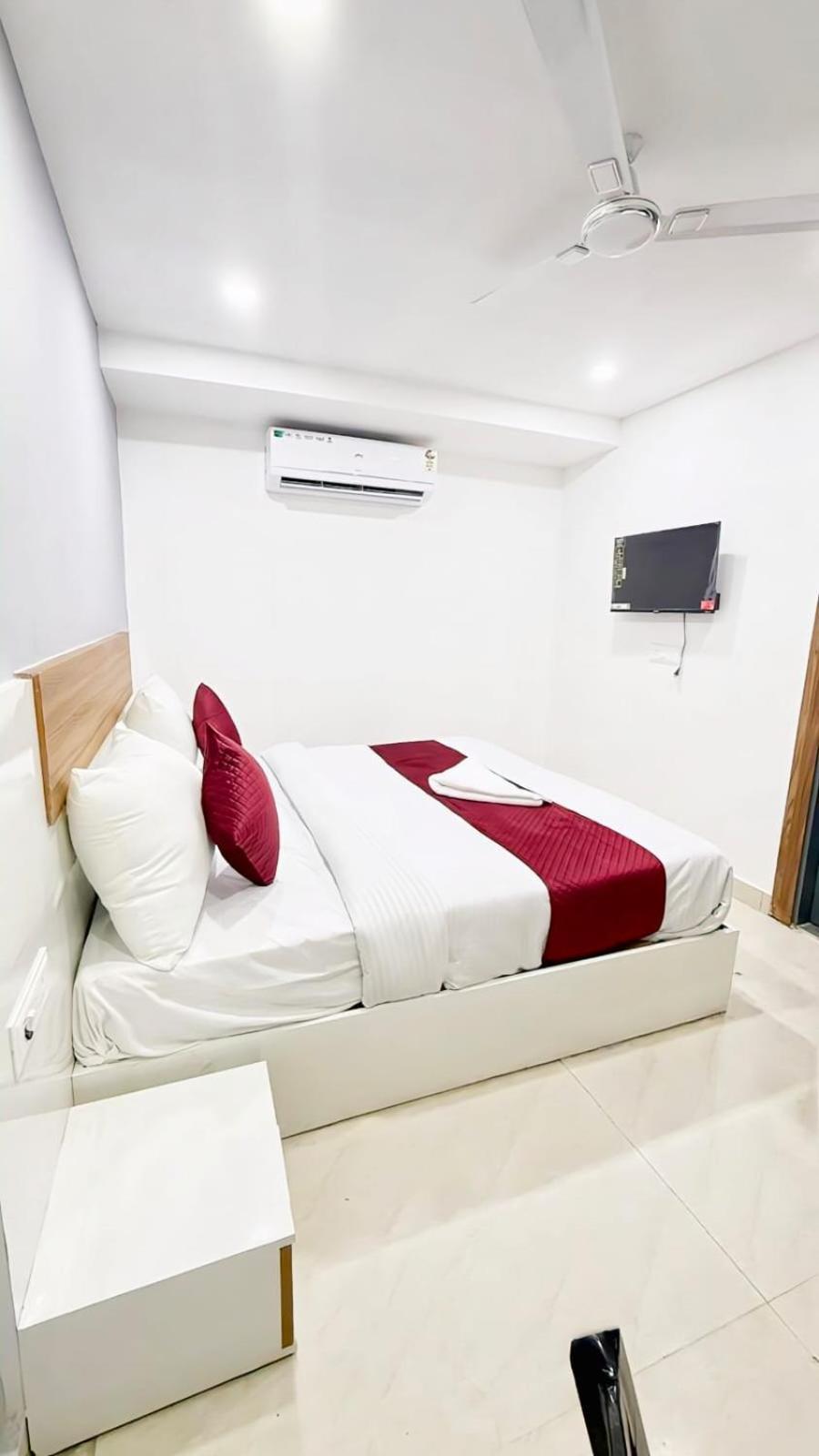 Modern Town Hotel New Delhi Eksteriør billede