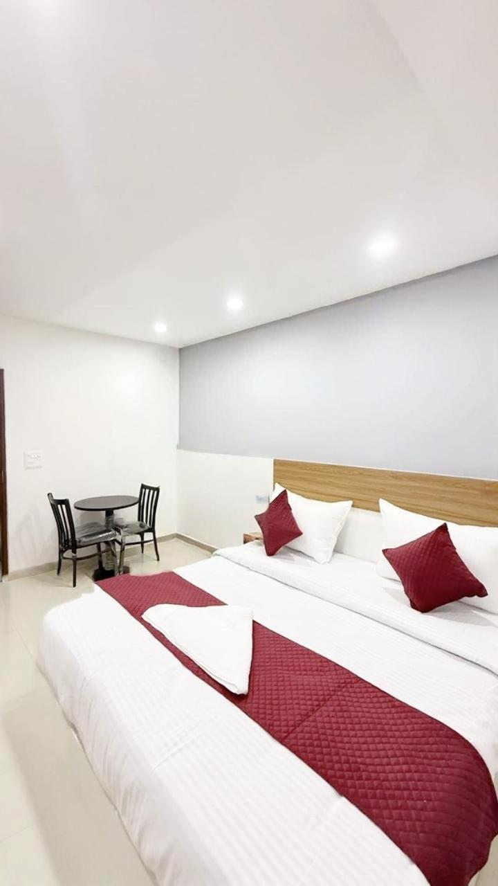 Modern Town Hotel New Delhi Eksteriør billede
