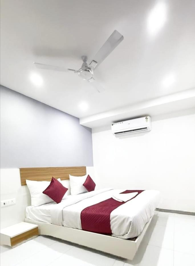 Modern Town Hotel New Delhi Eksteriør billede